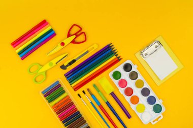 Kırtasiye sarısı arka plan. Eğitim. Öğrenme ve yaratıcılık için eğitim materyali.