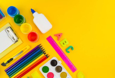 Kırtasiye sarısı arka plan. Eğitim. Öğrenme ve yaratıcılık için eğitim materyali.