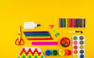 Kırtasiye sarısı arka plan. Eğitim. Öğrenme ve yaratıcılık için eğitim materyali.