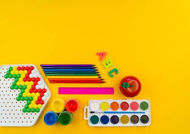 Kırtasiye sarısı arka plan. Eğitim. Öğrenme ve yaratıcılık için eğitim materyali.