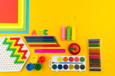 Kırtasiye sarısı arka plan. Eğitim. Öğrenme ve yaratıcılık için eğitim materyali.