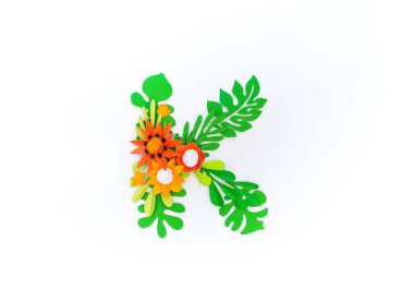 Kağıt zanaat çiçek ile Mektup K alfabesi. Beyaz arka planda izole edilmiş logo olarak Abc kavram türü.