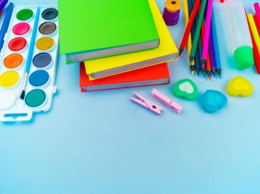 Okulda eğitim için kırtasiye mavi yatıyor. Okula geri dön. Gökkuşağı rengi