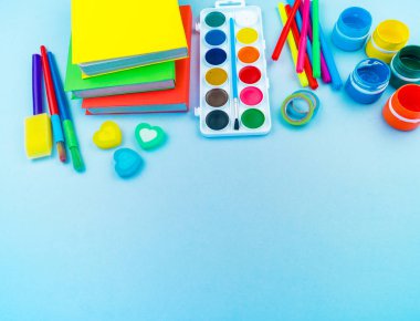 Okulda eğitim için kırtasiye mavi yatıyor. Okula geri dön. Gökkuşağı rengi