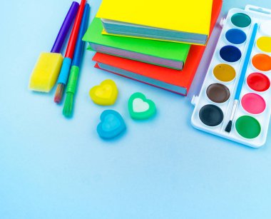 Okulda eğitim için kırtasiye mavi yatıyor. Okula geri dön. Gökkuşağı rengi