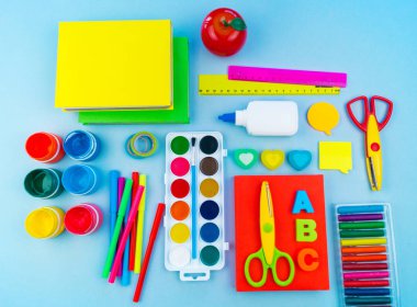 Okulda eğitim için kırtasiye mavi yatıyor. Okula geri dön. Gökkuşağı rengi