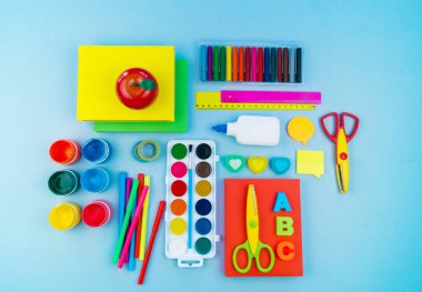 Okulda eğitim için kırtasiye mavi yatıyor. Okula geri dön. Gökkuşağı rengi