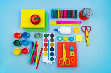 Okulda eğitim için kırtasiye mavi yatıyor. Okula geri dön. Gökkuşağı rengi