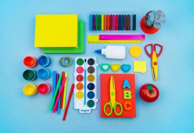 Okulda eğitim için kırtasiye mavi yatıyor. Okula geri dön. Gökkuşağı rengi