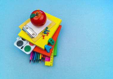 Okulda eğitim için kırtasiye mavi yatıyor. Okula geri dön. Gökkuşağı rengi