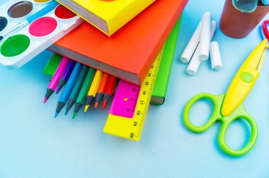 Okulda eğitim için kırtasiye mavi yatıyor. Okula geri dön. Gökkuşağı rengi