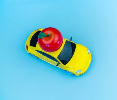 Oyuncak araba okul için çatı Apple taşır.
