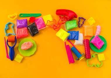 Malzeme ve kil modelleme araçları. Bir çocuk için yaratıcı ders.