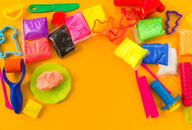 Malzeme ve kil modelleme araçları. Bir çocuk için yaratıcı ders.