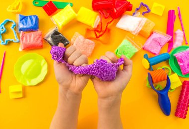 Çocuk el renkli kil sculpts. Malzeme ve yaratıcılık için Araçlar.