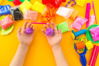 Çocuk el renkli kil sculpts. Malzeme ve yaratıcılık için Araçlar.