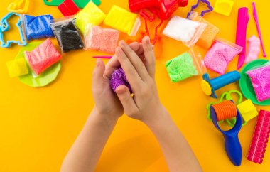 Çocuk el renkli kil sculpts. Malzeme ve yaratıcılık için Araçlar.