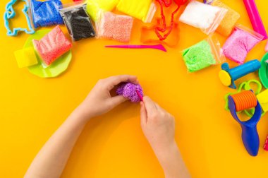 Çocuk el renkli kil sculpts. Malzeme ve yaratıcılık için Araçlar.