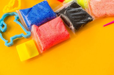 Malzeme ve kil modelleme araçları. Bir çocuk için yaratıcı ders.