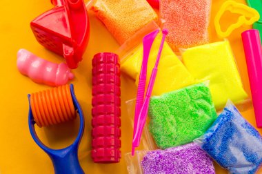 Malzeme ve kil modelleme araçları. Bir çocuk için yaratıcı ders.