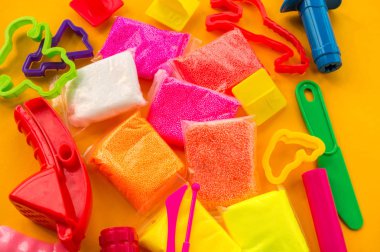 Malzeme ve kil modelleme araçları. Bir çocuk için yaratıcı ders.