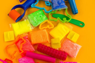 Malzeme ve kil modelleme araçları. Bir çocuk için yaratıcı ders.