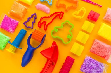 Malzeme ve kil modelleme araçları. Bir çocuk için yaratıcı ders.