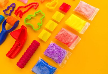 Malzeme ve kil modelleme araçları. Bir çocuk için yaratıcı ders.