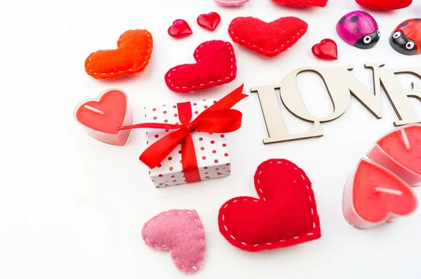 Valentýnský svátek. Nápis, srdce, svíčky, dekorační výhled. — Stock fotografie