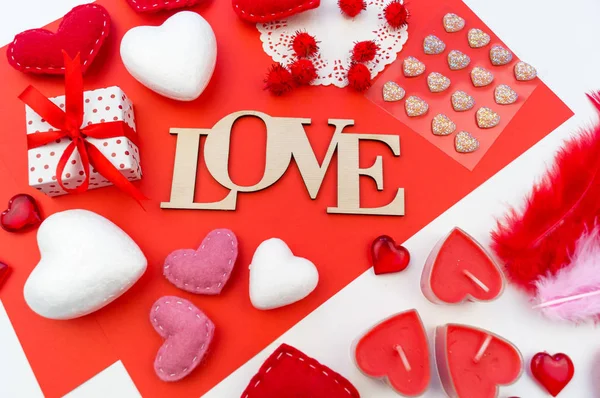 Valentýnský svátek. Nápis, srdce, svíčky, dekorační výhled. — Stock fotografie