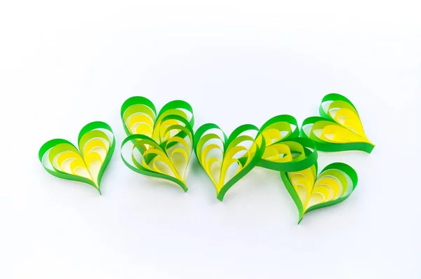 Coeur en papier vert, vert clair et jaune. Fond blanc . — Photo