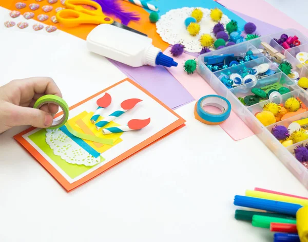 El niño hace una postal con una foto de un pastel. Papeleo infantil . — Foto de Stock