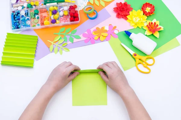 El niño hace el regalo a la mamá para la fiesta de la primavera. Flor pegada de papel . —  Fotos de Stock