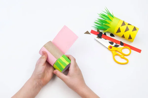 Çocuk el işi yapar. Meyve kağıdı. Ananas ve Karpuz yaz.