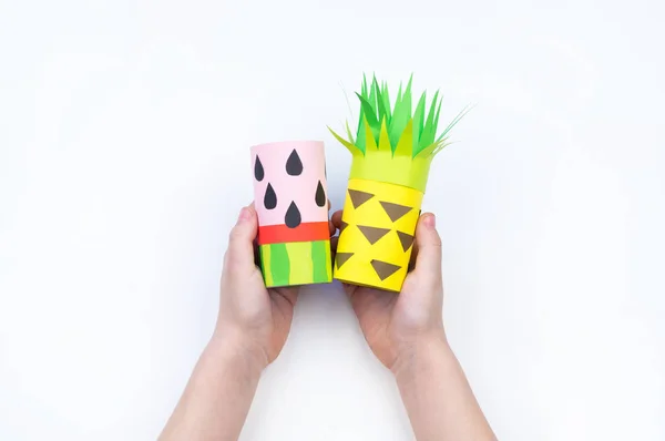 Kind doet het ambacht. Fruit papier. Ananas en watermeloen zomer. — Stockfoto