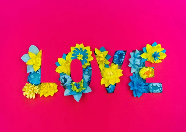 Felirat Love kivágott papír, belül a virág készült papír. Rózsaszín háttér. — Stock Fotó