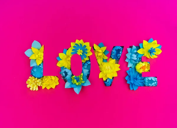 Felirat Love kivágott papír, belül a virág készült papír. Rózsaszín háttér. — Stock Fotó