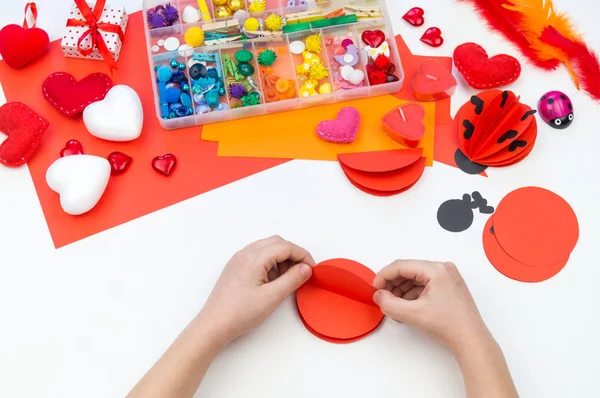 Mariquita hecha de papel artesanal. Símbolo de amor rojo. Niños hechos a mano — Foto de Stock