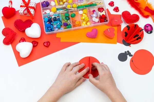 Mariquita hecha de papel artesanal. Símbolo de amor rojo. Niños hechos a mano — Foto de Stock