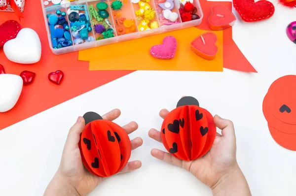 Coccinella fatta di carta artigianale. Simbolo dell'amore rosso. Bambini fatti a mano — Foto Stock