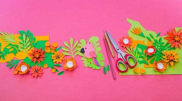 クリエイティブ設定。紙から葉や花を切るプロセス。熱帯エキゾチックなジャングル. — ストック写真