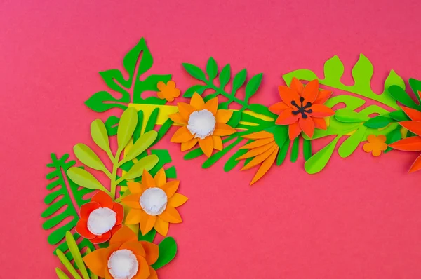 Dekorative Anordnung von tropischen Blättern und Blüten. Handgefertigte Werkstatt. — Stockfoto