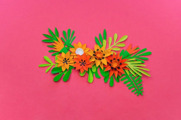 Dekorative Anordnung von tropischen Blättern und Blüten. Handgefertigte Werkstatt. — Stockfoto