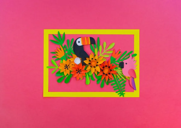 Dekorative Anordnung von tropischen Blättern und Blüten. handgefertigte Werkstatt. Rahmen — Stockfoto