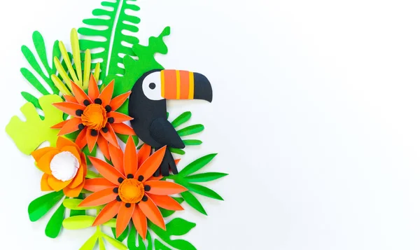 Декоративна композиція з тропічних листя і квітів. Туканський птах з паперу . — стокове фото
