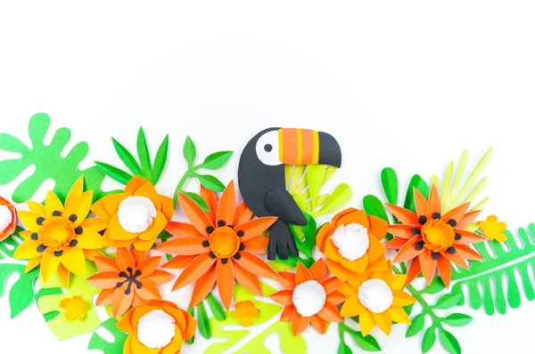 Dekorativní uspořádání tropických listů a květin. Toucan pták z papíru. — Stock fotografie