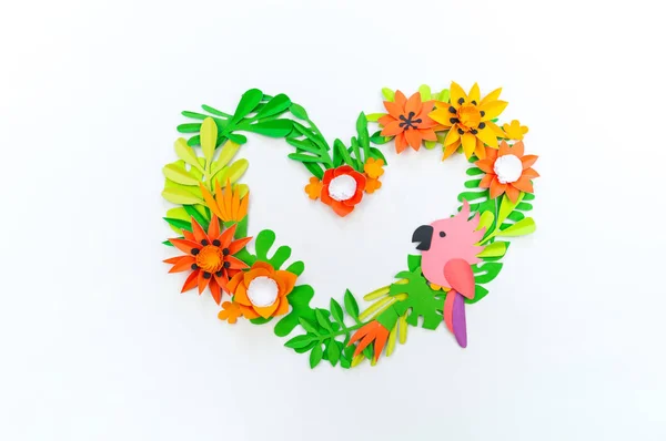 热带叶子和花卉的装饰布置。粉红纸鹦鹉鸟 — 图库照片