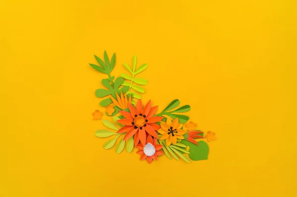 Dekorative Komposition aus tropischen Blättern und Blüten. Papierbasteln. gelber Hintergrund. Tukan-Vogel und rosa Papagei. — Stockfoto