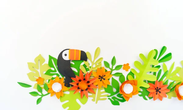 Dekorative Anordnung von tropischen Blättern und Blüten. Kopierraum. Banner. Tukan-Vogel aus Papier. — Stockfoto