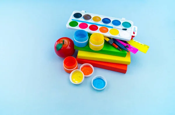 Papelería para estudiar en la escuela se encuentra en azul. De vuelta a la escuela. Color del arco iris —  Fotos de Stock